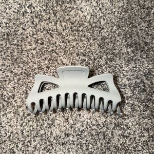 Grey claw clip